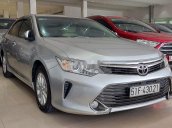 Bán Toyota Camry sản xuất 2016, màu bạc, biển TP, có trả góp