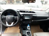 Bán xe Toyota Hilux năm 2016, màu bạc