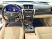 Bán Toyota Camry sản xuất 2016, màu bạc xe gia đình, giá tốt