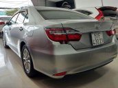 Bán Toyota Camry sản xuất 2016, màu bạc, biển TP, có trả góp