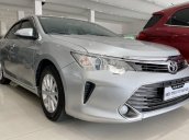 Bán Toyota Camry sản xuất 2016, màu bạc xe gia đình, giá tốt