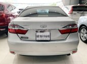 Bán Toyota Camry sản xuất 2016, màu bạc xe gia đình, giá tốt