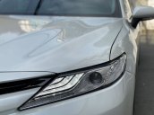 Cần bán lại xe Toyota Camry sản xuất năm 2020, màu trắng còn mới