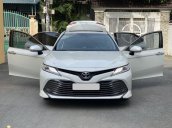 Cần bán lại xe Toyota Camry sản xuất năm 2020, màu trắng còn mới