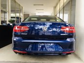 Volkswagen Passat Bluemotion xanh atlantic nội thất kem sang trọng - giảm ngay 200 triệu tiền mặt + giao ngay