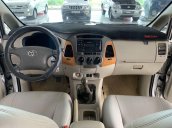 Salon bán Toyota Innova năm 2009, màu bạc xe gia đình