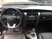 Cần bán xe Toyota Fortuner đời 2019, màu đen, số tự động