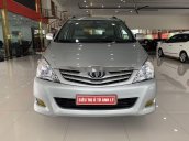 Salon bán Toyota Innova năm 2009, màu bạc xe gia đình