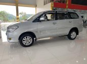 Salon bán Toyota Innova năm 2009, màu bạc xe gia đình