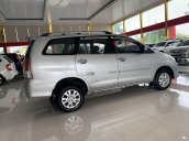 Salon bán Toyota Innova năm 2009, màu bạc xe gia đình