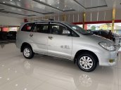 Salon bán Toyota Innova năm 2009, màu bạc xe gia đình