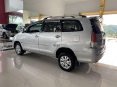 Salon bán Toyota Innova năm 2009, màu bạc xe gia đình