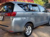 Cần bán Toyota Innova sản xuất năm 2017, màu bạc số sàn