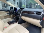 Bán xe Toyota Camry 2.0E 2018, màu đen cực chất