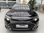 Bán xe Toyota Camry 2.0E 2018, màu đen cực chất