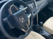 Cần bán Toyota Innova sản xuất năm 2017, màu ghi xám