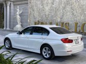 Bán BMW 320i 2014 trắng kem 26000km siêu mới