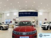 Khuyến mãi xe Tiguan Luxury màu đỏ đô khuyến mãi trước bạ 120 triệu đồng + nhiều quà tặng hấp dẫn