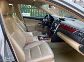 Cần bán lại xe Toyota Camry đời 2013, màu bạc