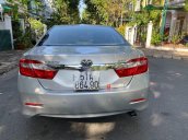 Cần bán lại xe Toyota Camry đời 2013, màu bạc