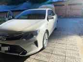 Bán Toyota Camry năm sản xuất 2017, màu trắng như mới 
