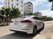 Cần bán Hyundai Elantra sản xuất năm 2018, màu trắng, giá tốt