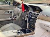 Bán Mercedes E300 2010, màu đen, 700tr