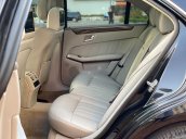 Bán Mercedes E300 2010, màu đen, 700tr