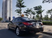 Cần bán Hyundai Sonata đời 2010, màu đen còn mới