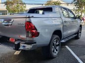 Bán Toyota Hilux năm 2019, màu bạc còn mới