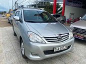 Bán xe Toyota Innova đời 2010, màu bạc chính chủ