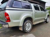 Cần bán Toyota Hilux sản xuất 2013, màu bạc, nhập khẩu nguyên chiếc chính chủ, giá chỉ 400 triệu