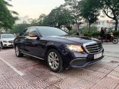 Cần bán xe Mercedes-Benz E200 màu xanh nội thất kem cực sang trọng