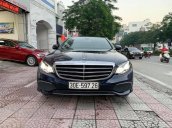 Cần bán xe Mercedes-Benz E200 màu xanh nội thất kem cực sang trọng