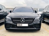 Bán xe Mercedes C300 đời 2019, màu đen còn mới