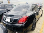 Bán xe Mercedes C300 đời 2019, màu đen còn mới