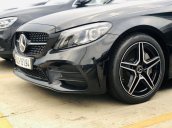 Bán xe Mercedes C300 đời 2019, màu đen còn mới