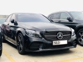 Bán xe Mercedes C300 đời 2019, màu đen còn mới