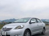 Cần bán lại xe Toyota Vios sản xuất 2013, màu bạc còn mới