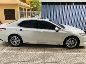 Bán Toyota Camry sản xuất 2019, màu trắng, nhập khẩu 