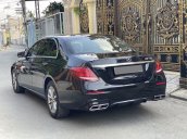 Cần bán lại xe Mercedes E 200 đời 2020, màu đen còn mới