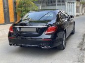 Cần bán lại xe Mercedes E 200 đời 2020, màu đen còn mới