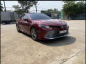 Cần bán lại xe Toyota Camry năm 2020, màu đỏ mới 95% giá tốt 1 tỷ 039 triệu đồng