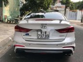 Cần bán gấp Hyundai Elantra đời 2019, màu trắng 