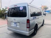 Cần bán Toyota Hiace sản xuất năm 2011, màu bạc