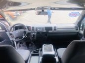 Cần bán Toyota Hiace sản xuất năm 2011, màu bạc