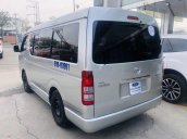 Cần bán Toyota Hiace sản xuất năm 2011, màu bạc