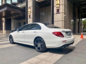 Bán chiếc Mercedes-Benz E300 AMG trắng/nâu sản xuất 2019