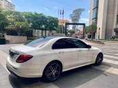 Bán chiếc Mercedes-Benz E300 AMG trắng/nâu sản xuất 2019