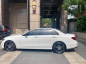 Bán chiếc Mercedes-Benz E300 AMG trắng/nâu sản xuất 2019